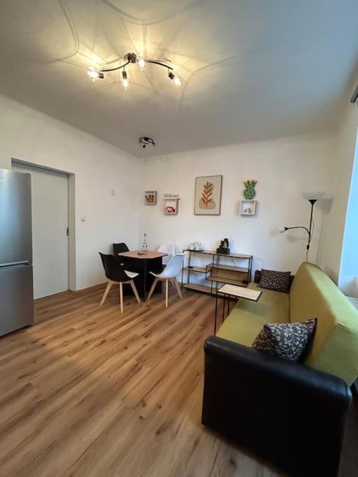 Prazsky S Dobrou Dostupnosti Apartment Prague